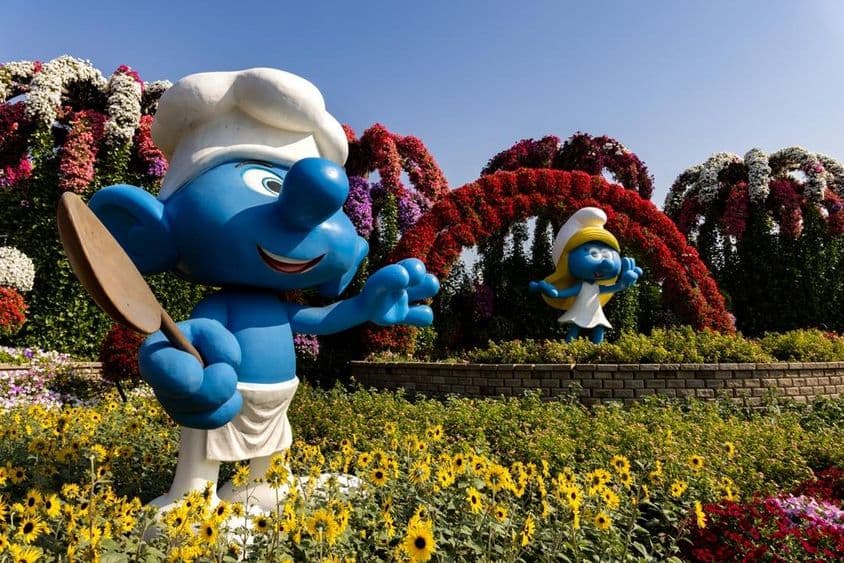Figuras de tamaño real de los Pitufos en flores coloridas en el Dubai Miracle Garden.