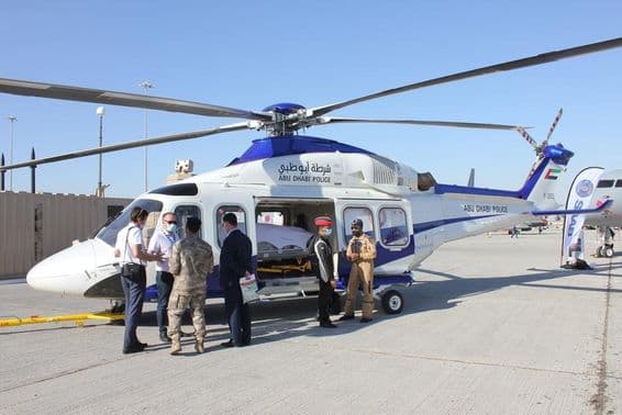 Helicóptero de la Policía de Abu Dabi en el Dubai Airshow 2021 en el aeropuerto Dubai World Central.