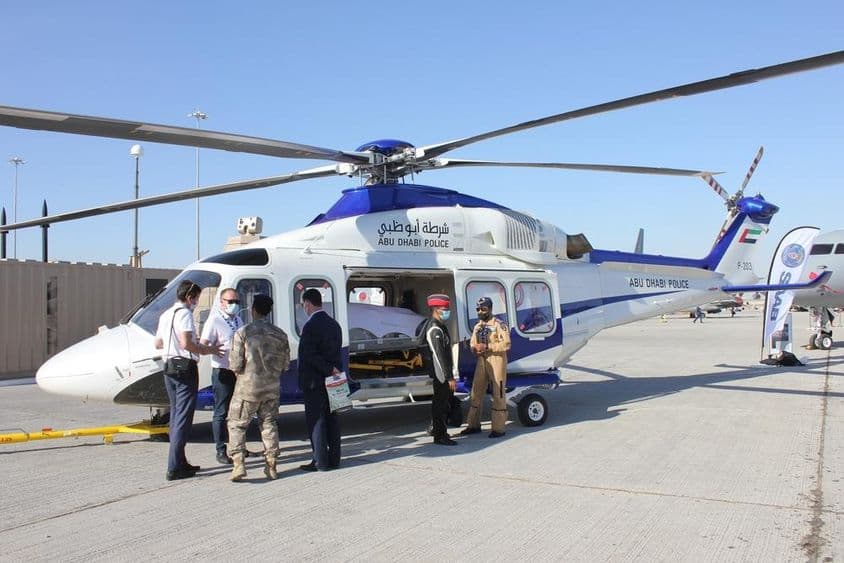 Helicóptero de la Policía de Abu Dabi en el Dubai Airshow 2021 en el aeropuerto Dubai World Central.