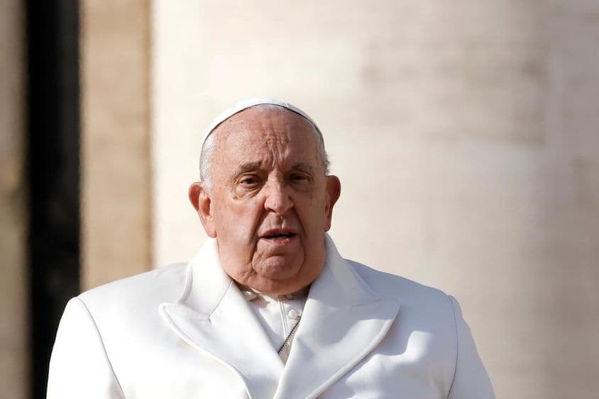 El Papa Francisco se retira después de la audiencia general semanal en la Plaza de San Pedro del Vaticano.