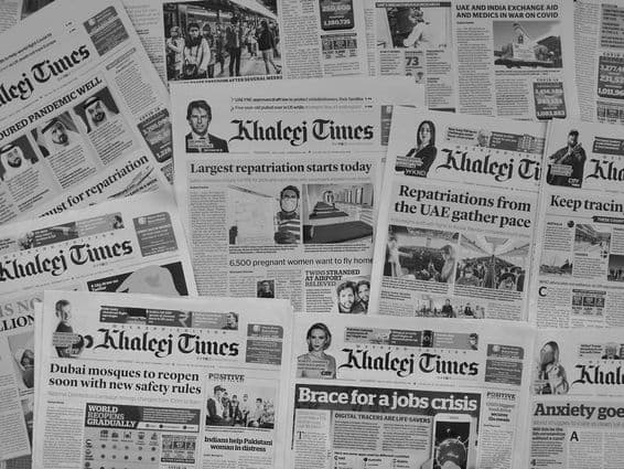 Periódicos en Dubái, mayo 2020.