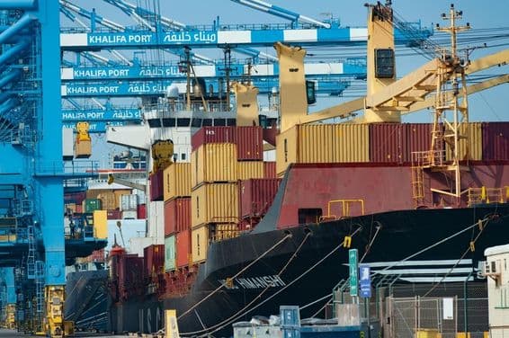Descarga de contenedores de un buque portacontenedores en el Puerto Khalifa, Abu Dhabi.