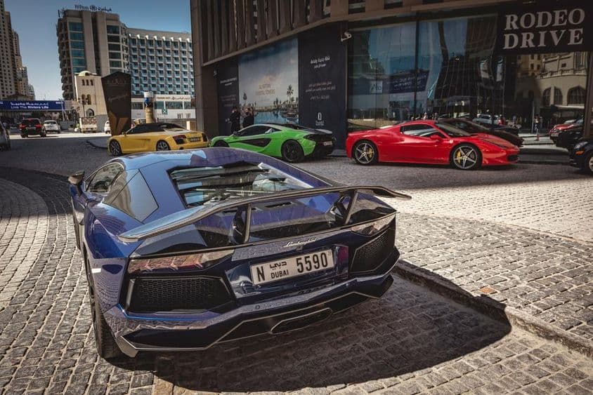 Lamborghini Aventador azul disponible para alquilar en Dubái.