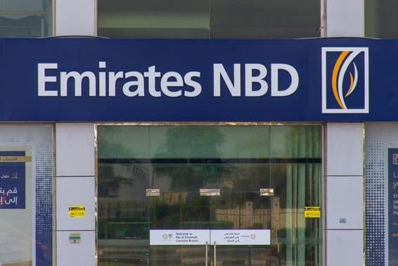 Ras al Khaimah con letrero del banco Emirates NBD.