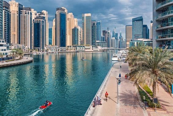 Distrito de Dubai Marina con rascacielos altos y propiedades comerciales y residenciales.