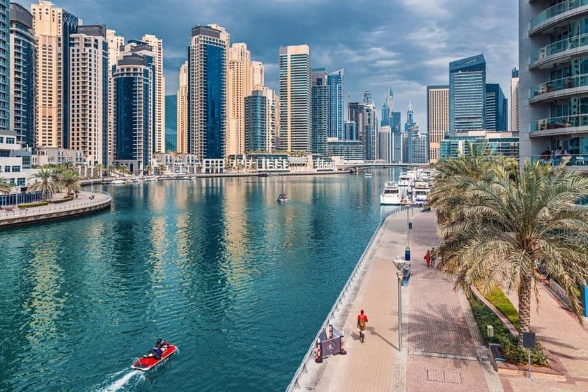 Distrito de Dubai Marina con rascacielos altos y propiedades comerciales y residenciales.