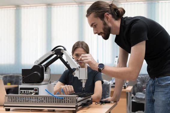 Robot de IA en una sala de laboratorio de automatización y robótica de manufactura.