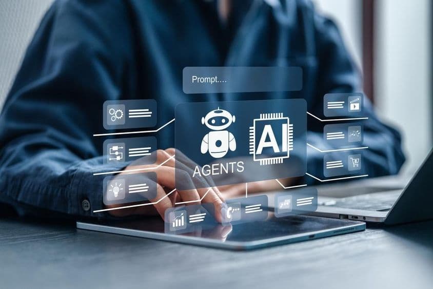 Profesionales de negocios utilizando plataformas de IA con agentes de IA.