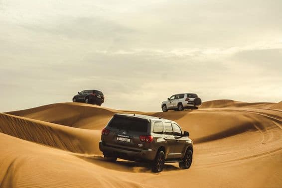 Vehículos 4x4 en las dunas del desierto de Dubái.