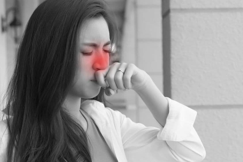 Mujer joven asiática adulta con enfermedad gripal.