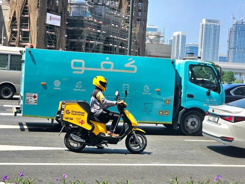 Camión de entrega de combustible Cafu diseñado para servicios de repostaje móvil.