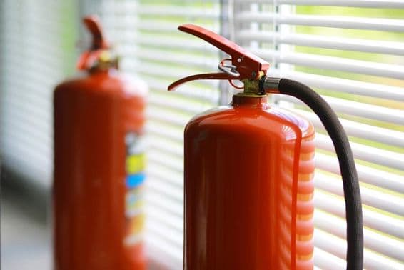 Extintor accesible en caso de incendio.