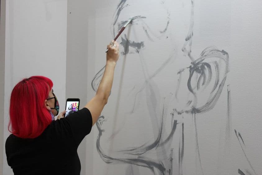 Artista trabajando en la feria 'World Art Dubai'.
