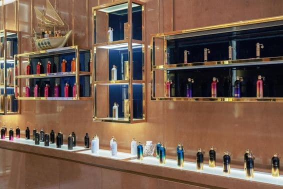 Centro comercial de Dubái – Perfumes y aceites de lujo en exhibición.