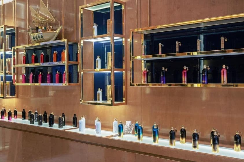 Centro comercial de Dubái – Perfumes y aceites de lujo en exhibición.