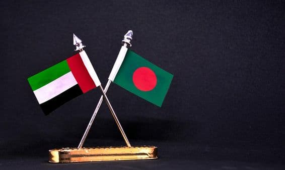 Banderas de mesa de Emiratos Árabes Unidos y Bangladesh.