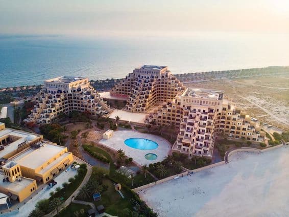 La playa y el paseo marítimo de la isla Marjan en el emirato de Ras al Khaimah.