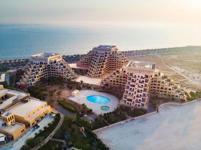 La playa y el paseo marítimo de la isla Marjan en el emirato de Ras al Khaimah.