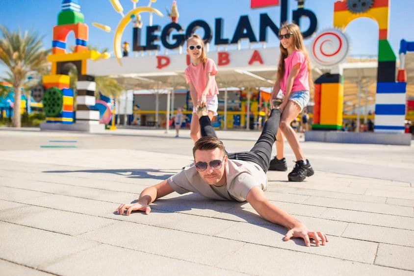 Familia feliz con padre e hijos en Legoland Dubái.