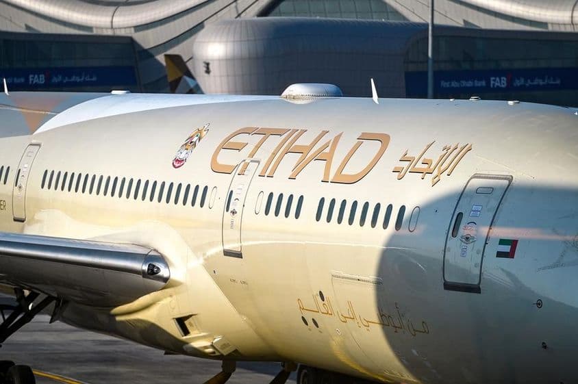 Un avión pintado con los colores de Etihad Airways.