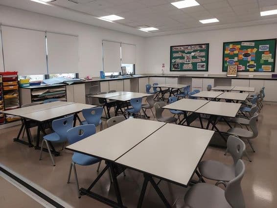 Aula vacía con sillas y escritorios en la universidad.