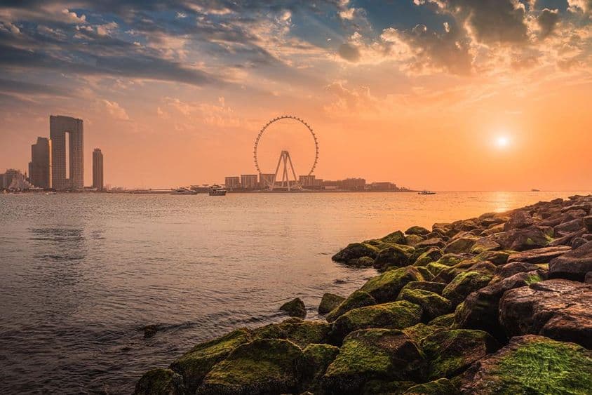 Puesta de sol sobre Blue Waters Island con la famosa noria Dubai Eye.