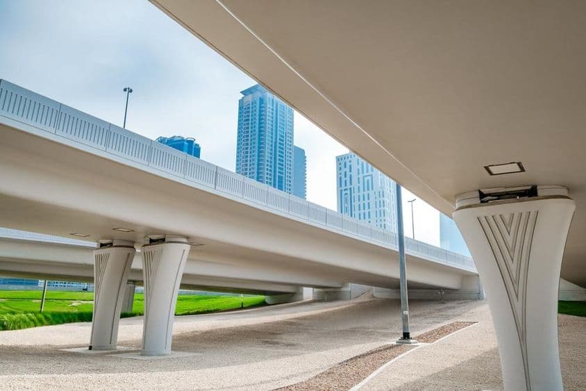 Paso elevado de Dubái y puentes en un cruce de transporte.