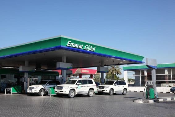 Estación de gasolina Emarat en la ciudad de Sharjah.