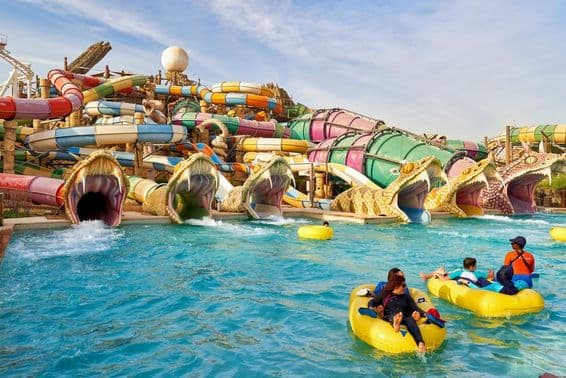 Toboganes serpenteantes en Yas Waterworld Aquapark.