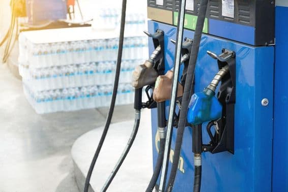 Estación de gasolina en Dubái lista para el reabastecimiento de viajeros.