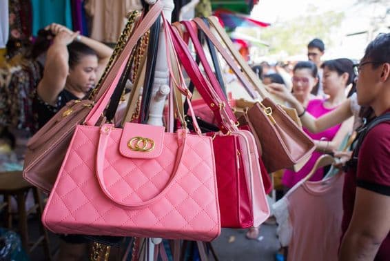 Bolsos falsos exhibidos en el mercado Jatujak o Chatuchak.