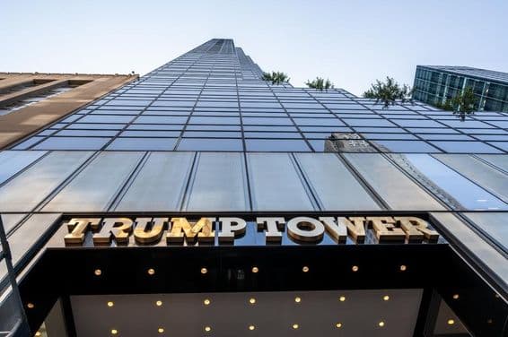 Foto icónica de la entrada de Trump Tower destacando el cartel de metal dorado.