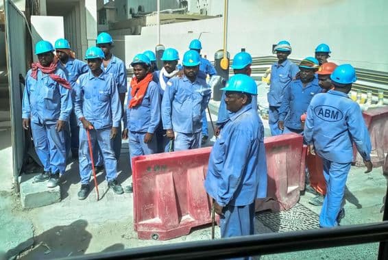 Trabajadores asiáticos en Dubái en un sitio de construcción.