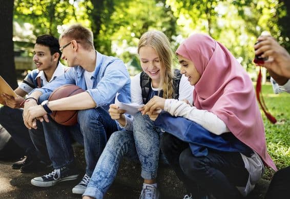 Un grupo diverso de adolescentes en Dubái.