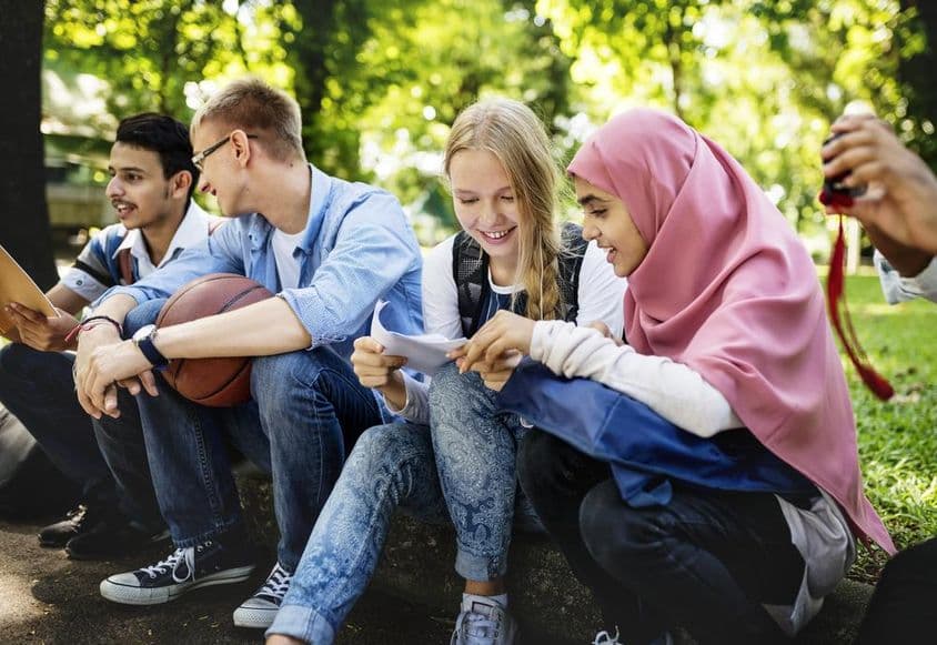 Un grupo diverso de adolescentes en Dubái.