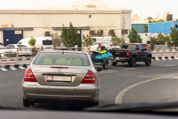 Coches en la autopista en la ciudad de Sharjah.