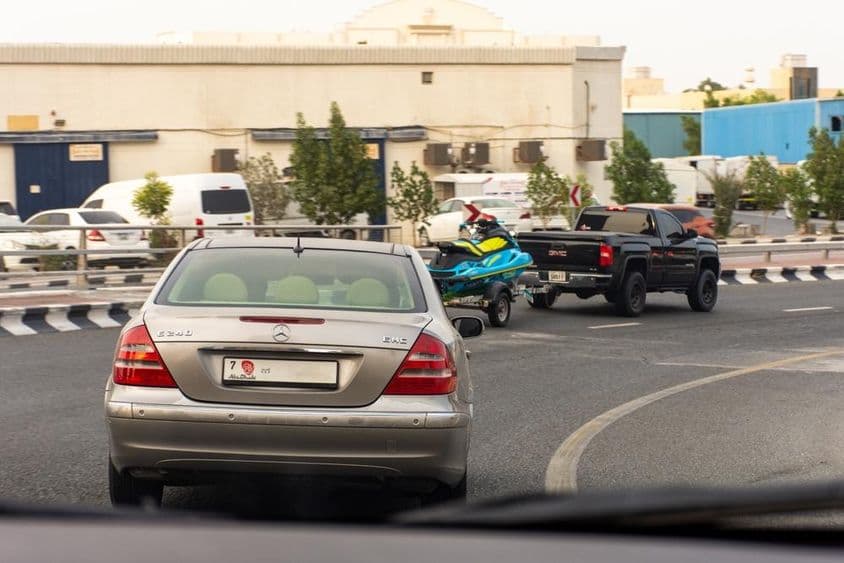 Coches en la autopista en la ciudad de Sharjah.