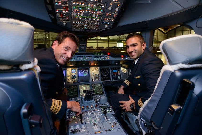 Pilotos en un Airbus A380 de Emirates después de aterrizar.