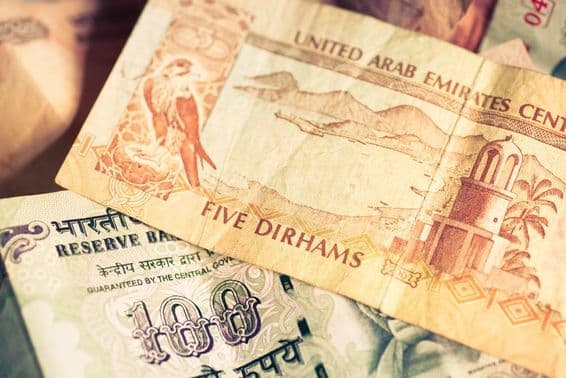 Monedas de los Emiratos Árabes Unidos y de la República de India.