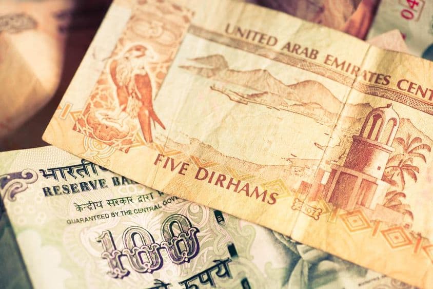 Monedas de los Emiratos Árabes Unidos y de la República de India.