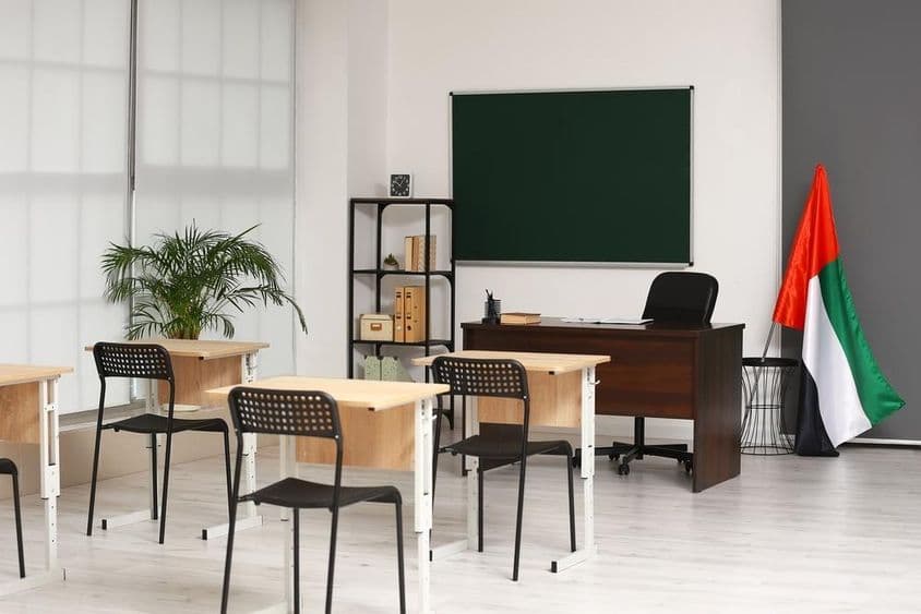 Interior de un aula con la bandera de los Emiratos Árabes Unidos.