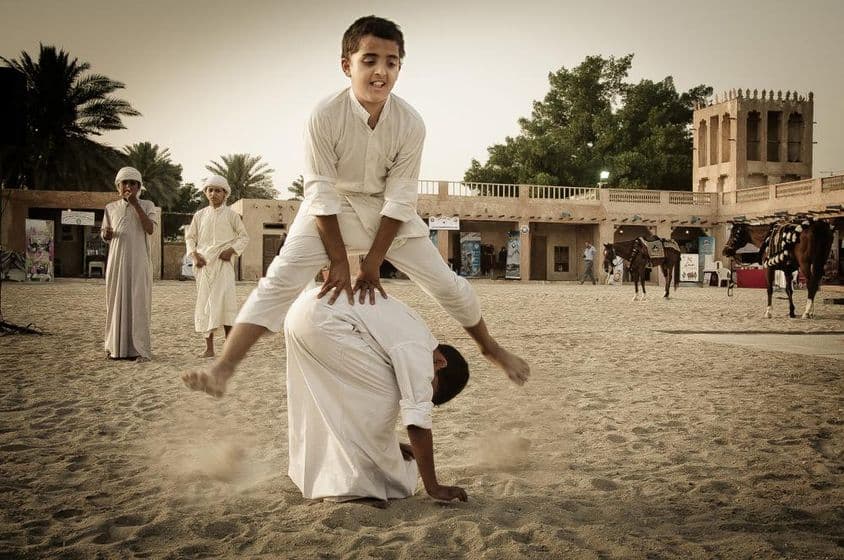 Niños jugando juegos populares.