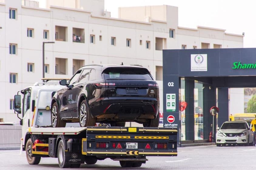 Range Rover sobre un camión de remolque en la ciudad de Sharjah.