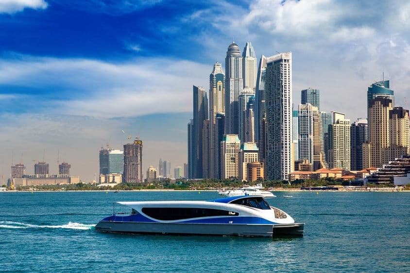 Dubái Marina en un día soleado, Emiratos Árabes Unidos.