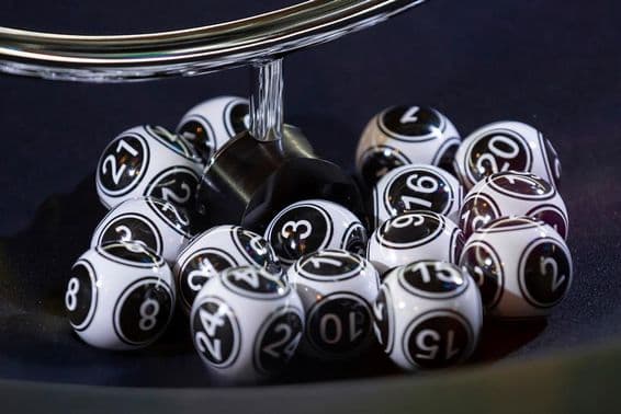 Bolas de lotería en una esfera en movimiento.