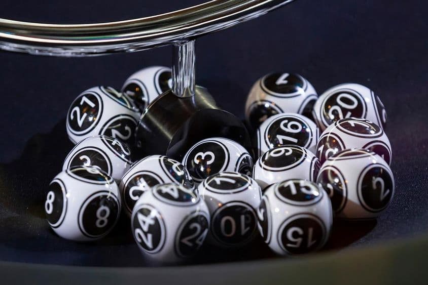 Bolas de lotería en una esfera en movimiento.
