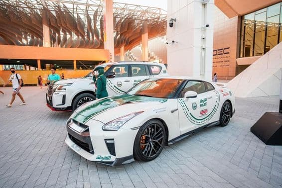 Coches de policía de Dubái en exhibición en Expo2020.