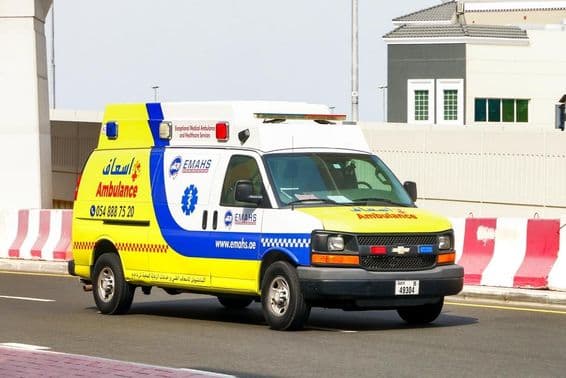 Dubái, ambulancia Chevrolet Express en una calle de la ciudad.