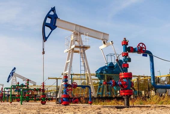 Bomba de petróleo en campos siberianos, industria del petróleo y gas en Rusia.
