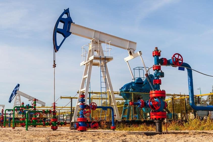 Bomba de petróleo en campos siberianos, industria del petróleo y gas en Rusia.